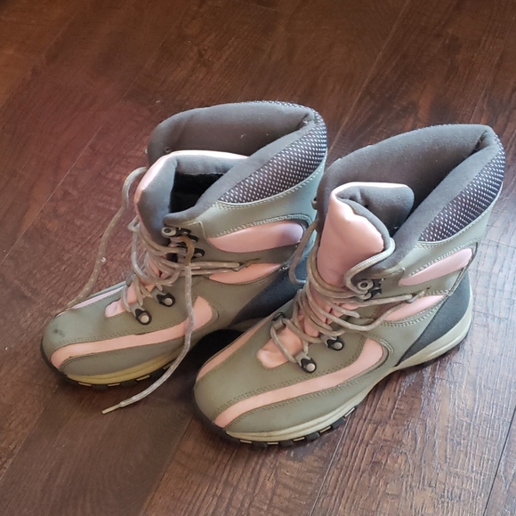 New snow boots never worn - Picture 2 of 4